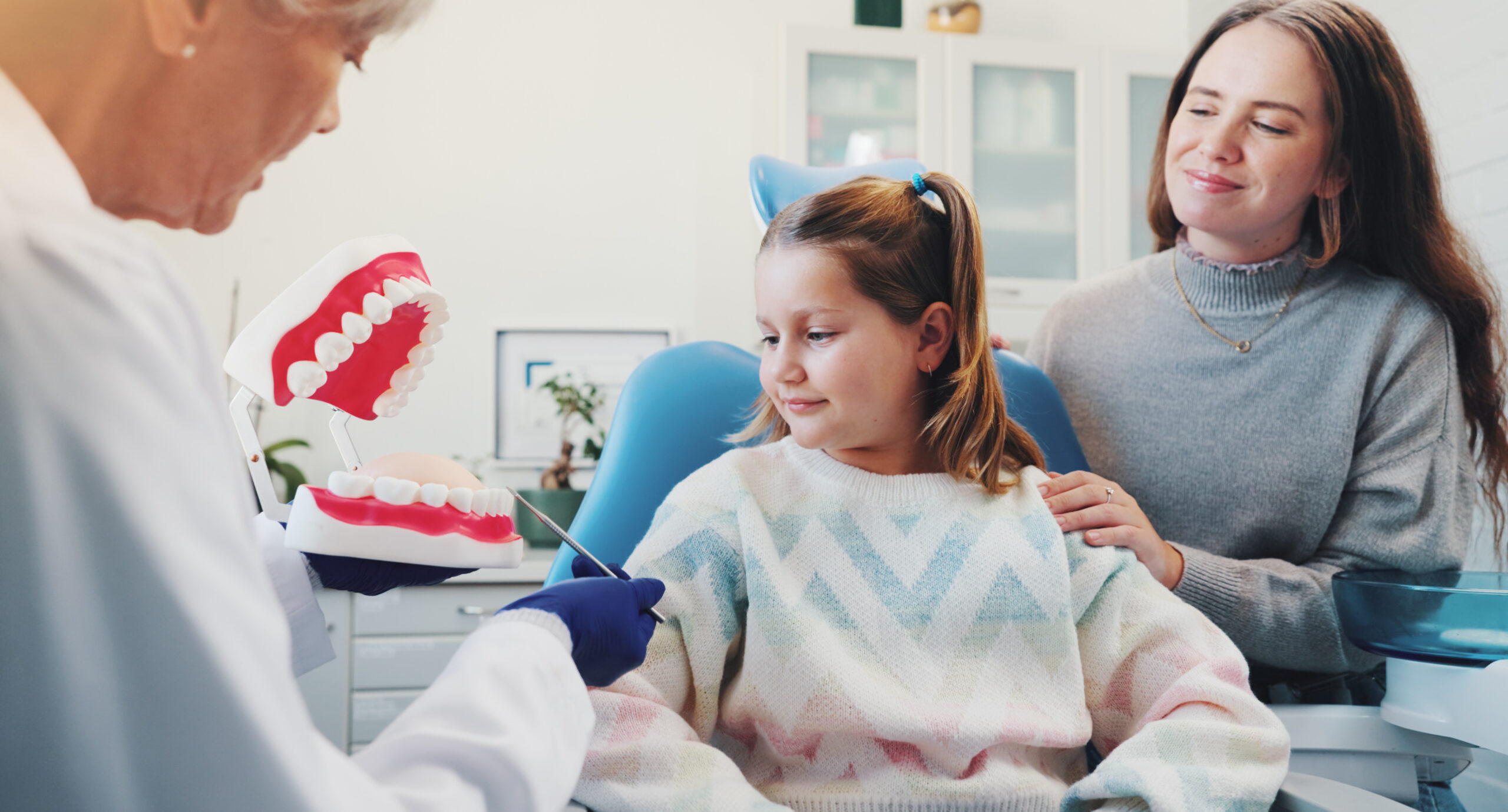 Kind lernt Zähneputzen